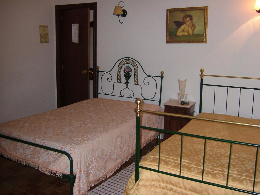 "O Viajante" Low Cost Hotel Estremoz Rum bild