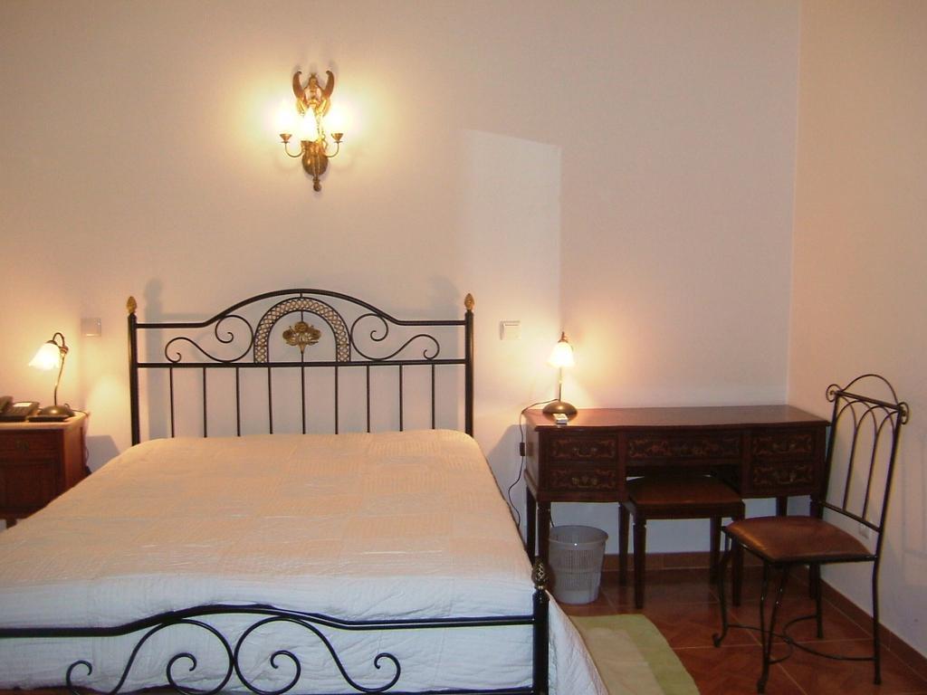 "O Viajante" Low Cost Hotel Estremoz Rum bild